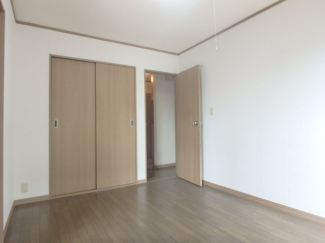 広くて明るい寝室