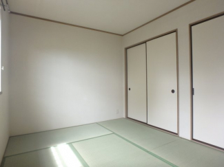 畳の上でゆっくりとくつろげる和室です