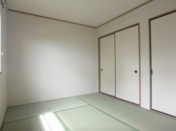 畳の上でゆっくりとくつろげる和室です