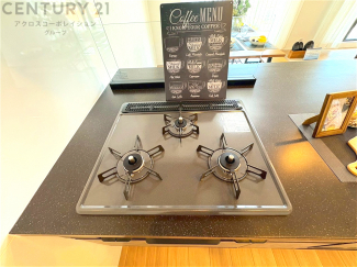 多数の調理器具を同時に使用でき、料理の効率化が可能。省エネで節約になり、様々な料理スタイルに適応できます。また、火力調整が独立しており、手入れや掃除もしやすく、今よりもっとお料理が楽しくなるかも。