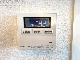 温水洗浄便座付トイレは温水洗浄機能により、暖かい水でおしりを洗浄することができ、冷たい水を使う従来の便座に比べ、温水洗浄機能で暖かいトイレを提供し、快適な使用を可能にします。