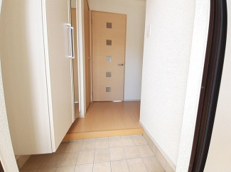 収納もある玄関です