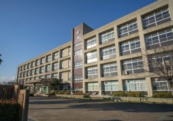 陵南中学校。まで900m