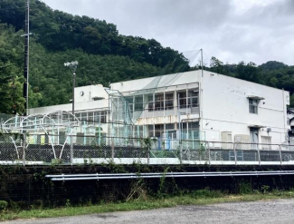 鴨部小学校まで1650m
