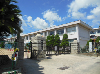 御津小学校まで徒歩４分です♪　