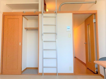 広くて明るい寝室