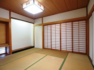 落ち着いた色調の寝室です