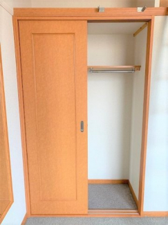 明るい色調の室内です