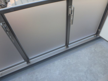 暖かな日差しのふりそそぐバルコニー