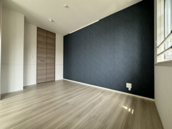 落ち着いて過ごせるお部屋なので、寝室にいかがでしょうか