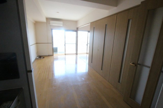 落ち着いて過ごせるお部屋なので、寝室にいかがでしょうか