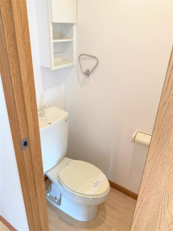 落ち着いた色調のトイレです