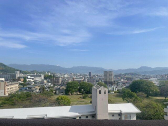 バルコニーからは、緑豊かな石手川公園の季節の移ろいを感じる眺