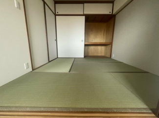 大容量の押し入れ付和室です。