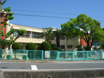 南吉井小学校 1300m