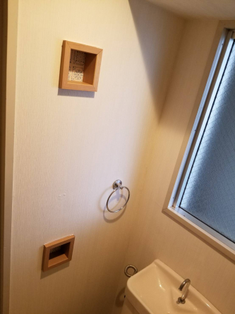 トイレは窓と小棚があります。