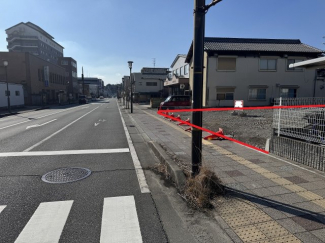 【前面道路含む現地写真】