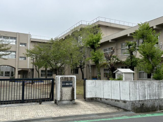 妻鳥小学校まで940m