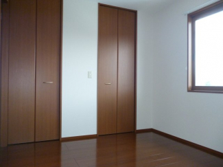 北側の洋室6帖には収納が2箇所あります。