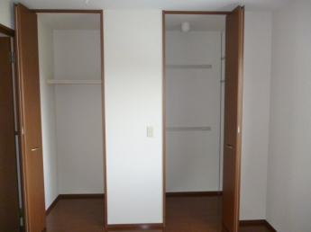 北側の洋室6帖の収納です。