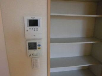 リビング収納です。横はモニター付きインターホンと電気温水器のリモコンです