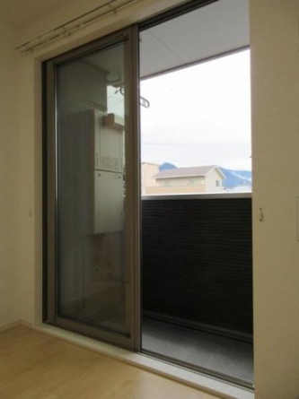 お洗濯にも便利なバルコニー付き