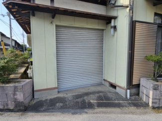 シャッター付きのビルトインガレージ