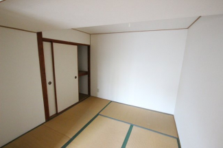 畳の上でゆっくりとくつろげる和室です