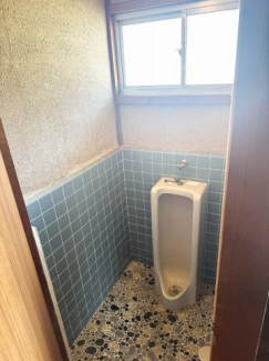 落ち着いた色調のトイレです