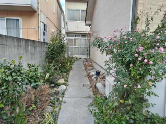 奥に２階建て家屋有・