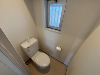 落ち着いた色調のトイレです