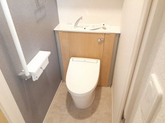 落ち着いた色調のトイレです