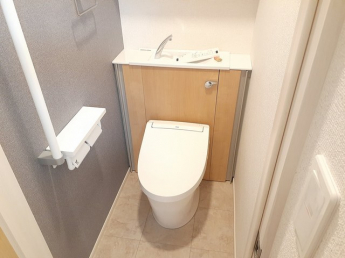 落ち着いた色調のトイレです