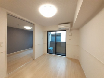 ゆったり過ごせる居間です