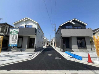 全体外観　青空をバックに気持ちよく新築が並んでいますお散歩中