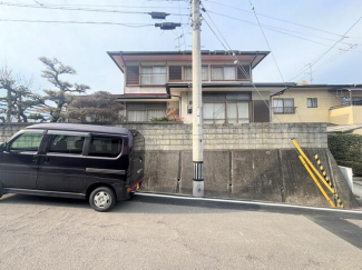 （同仕様写真）洗面台は新品に交換。三面鏡の裏側は収納スペース