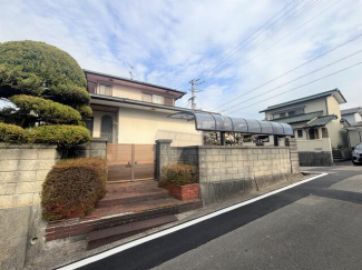 （同仕様写真）トイレは温水洗浄付き便座に交換し、天井や壁、床