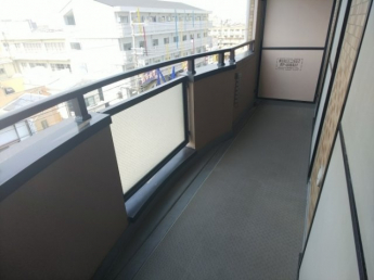 外からの目が気にならないバルコニーで洗濯物が干せます