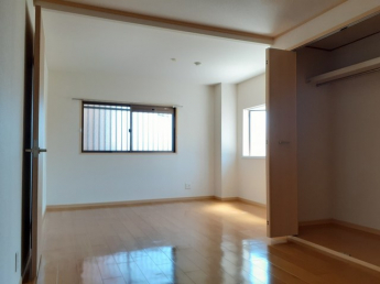 広くて明るい寝室