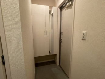 毎日通る玄関はこちらです