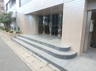 落ち着いたエントランスです