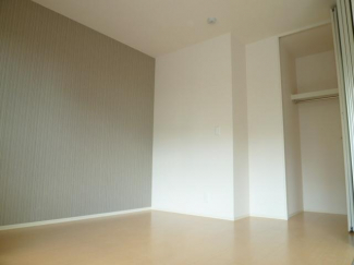 コンパクトで使いやすい洋室です