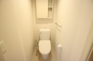 落ち着いた色調のトイレです