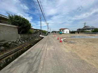南側道路を西向きに撮影