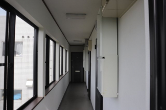 2F は内廊下　３部屋あります