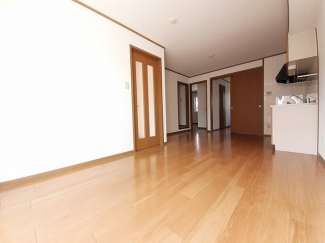 明るい色調の室内です