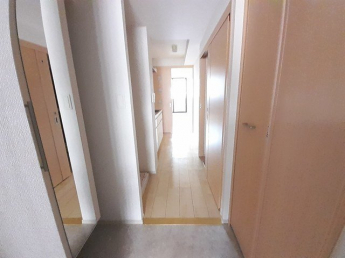 明るい玄関です
