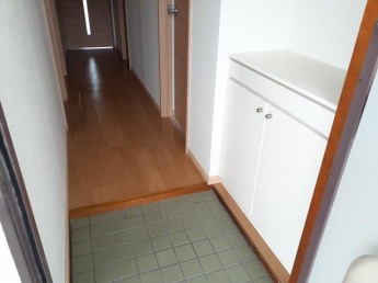 収納もある玄関です