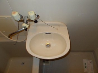 ゆったりとスペースのある洗面所