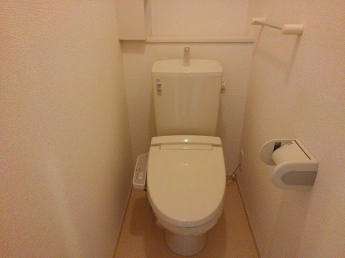 落ち着いた色調のトイレです